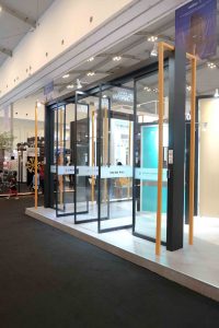 Swing Otomatis Pivot Glass Door Selaras Lawang Sewu